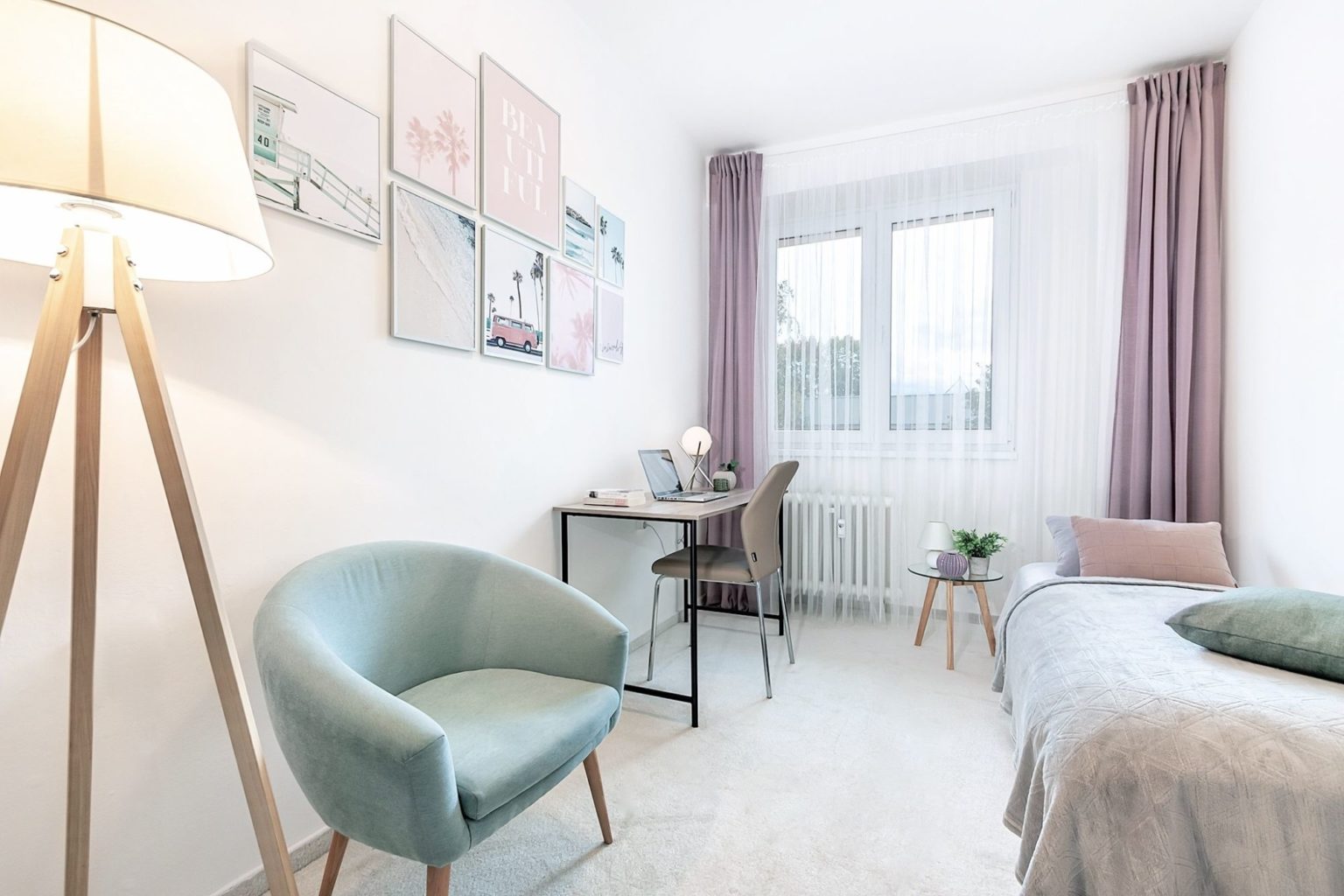 dětský pokoj, modré křeslo, lampa a postel a psací stůl, růžové závěsy