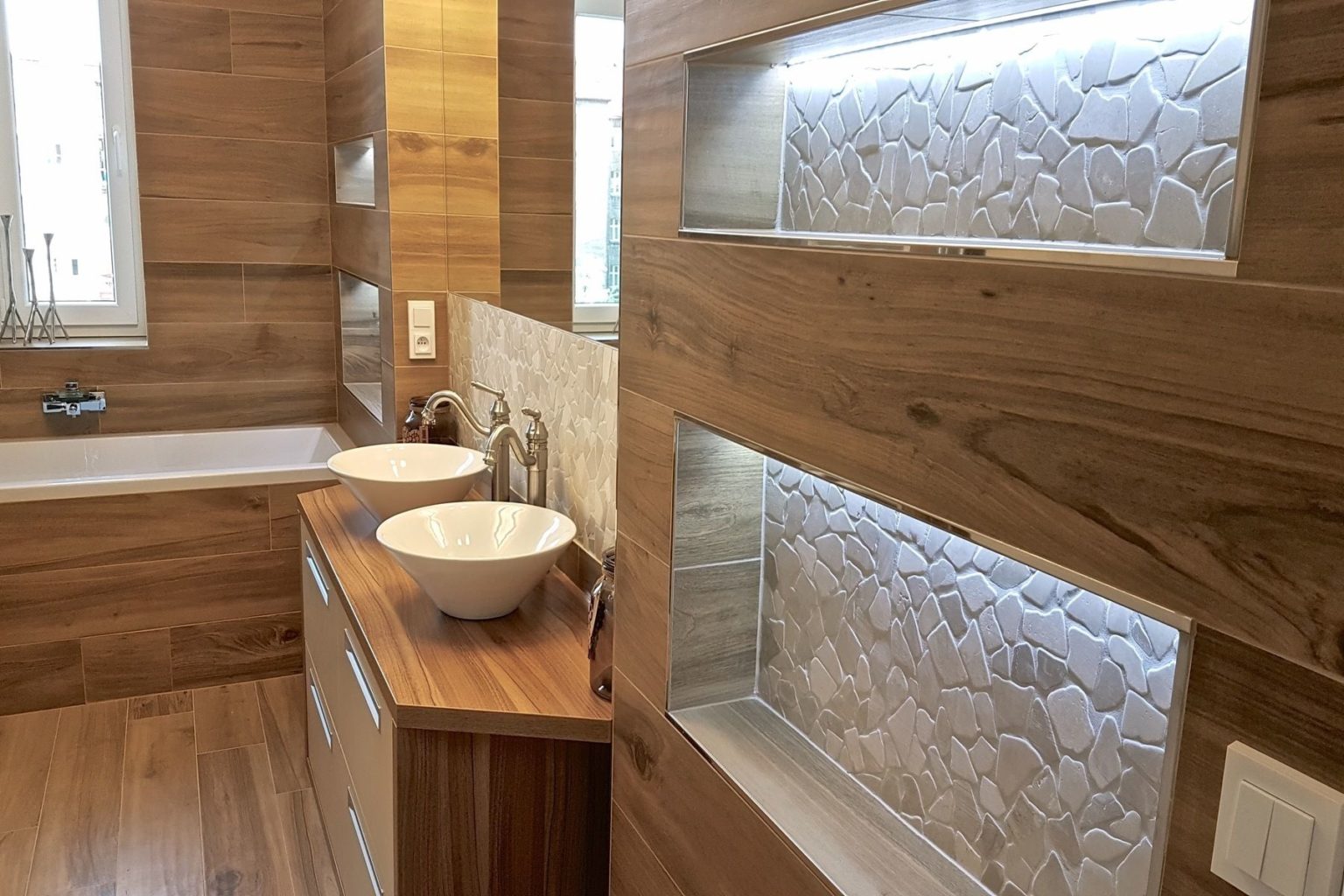 koupelna s dlažbou v dekoru dřeva