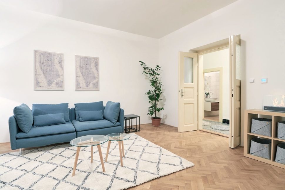 obývací pokoj s nábytkem, dřevěnou podlahou a dveřmi