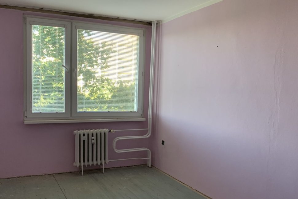 ložnice v původním stavu s růžovou barvou na stěnách